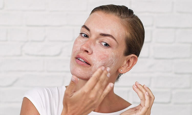 عاملة نظافة صفعة بكفاءة  فوائد ماسك تقشير الوجه وأفضل 8 أنواع من الماركات العالمية - Vuman ™